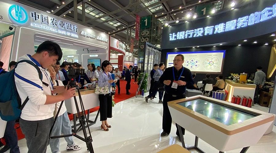 厲害了！兆日科技金融展位受多家媒體高度關(guān)注！